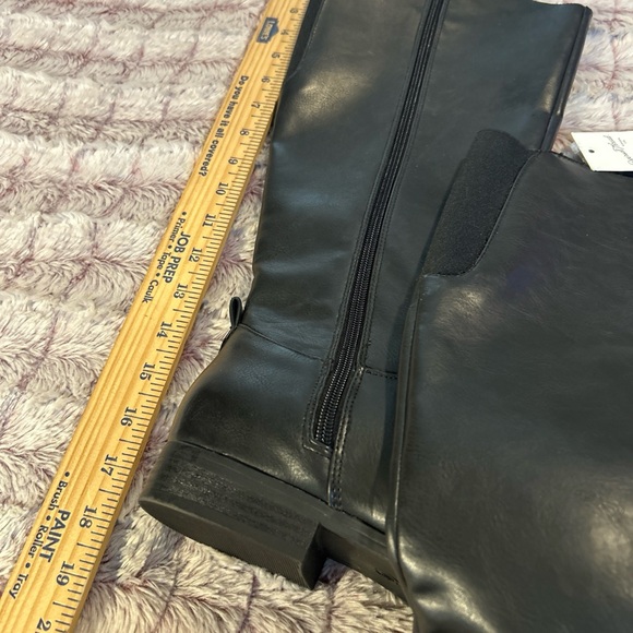 Universal Threads Black Women
Boots Size 7.5 - Picture 2 of 6
